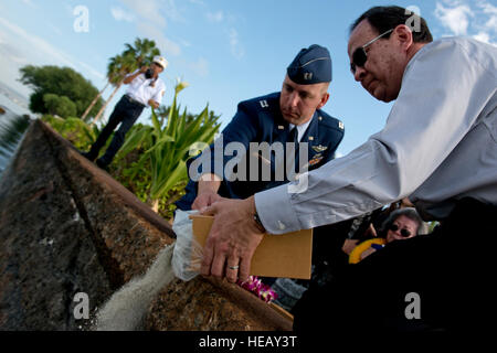 Bill Perry, fils de l'ancien capitaine principal Sgt. Raymond Perry, est assisté par le Capitaine Andrew Stewart, 15e groupe d'action du commandant de l'Escadre, de répandre les cendres de son père lors d'une cérémonie le 7 décembre 2012 à Pearl Joint Base Harbor-Hickam, New York. Perry est un 7 décembre 1941, Champ Hickam survivant attaque dont le désir n'a pour sa famille pour revenir à lui et la propagation Hickam ses cendres. Il a servi 26 ans dans l'Armée de l'air et a été un membre fondateur de la carrière de sauveteurs-parachutistes champ. Le s.. Meares Mike) Banque D'Images