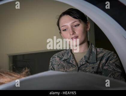 U.S. Air Force d'un membre de la 1re classe Samantha Bradford, un technologue en imagerie de diagnostic avec le 35e Escadron d'opérations chirurgicales, discute avec une pierre de rein patient comme elle procède à une tomodensitométrie scan à Misawa Air Base, Japon, 27 janvier 2016. Une discussion avec le patient au cours de la tomodensitométrie permet d'atténuer l'appréhension couramment associés à la procédure. Bradford est un Corinth, Maine, des autochtones. Le s.. Benjamin W. Stratton) Banque D'Images