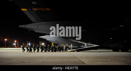 Fort Bragg de parachutistes à bord d'un C-17 pour effectuer une opération d'insertion nocturne, le 15 mai, sur la base de la Force aérienne de Pope, N.C. Le but de cette mission est d'aider à préparer les parachutistes pour exercer l'accès Opérationnel Conjoint (JOAX) en juin. Banque D'Images