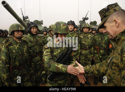 Chef de l'état-major des Marines, le Général Peter Pace, serre la main de soldats de pétroliers chinois, avec l'Armée populaire de libération de la base de formation de Shenyang, Chine, 24 mars 2007. Le s.. D. Myles Cullen (publié) Banque D'Images