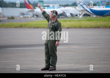 Un KC-130J'arrimeur de Futenma Marine Corps Air Station, le Japon, les gestes pour d'autres membres de l'équipage après son arrivée l'Aéroport International de Davao, le 14 décembre 2012. L'avion a transporté l'aide humanitaire à l'appui de l'Armée des Philippines et leurs efforts pour aider les citoyens à la suite du typhon Pablo. L'unité du Japon transportés du riz, des moustiquaires, des couvertures, des matelas et autres éléments offrant une capacité de transport aérien considérable des opérations de secours. Le lieutenant-colonel James R. Wilson) Banque D'Images