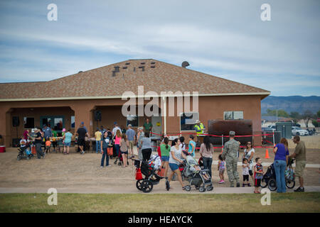 Les aviateurs de Holloman et leurs familles se réunissent pour l'alimentation et des boissons pendant la soirée événement organisé par le planeur Heights Community office à la base aérienne de Holloman, N.M., le 7 octobre. La soirée événement est un événement qui accroît la sensibilisation à propos de programmes de sécurité dans les collectivités locales, telles que la prévention de la toxicomanie, la surveillance de quartier et d'autres efforts de lutte contre la criminalité. Il s'agit de la septième année planeur Heights a accueilli l'événement et a réuni 11 l'application de la loi, la protection contre les incendies et des organismes de soutien communautaire pour fournir de l'information et les résidents de Holloman matériel de sécurité enfant. L Banque D'Images