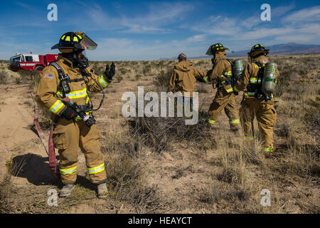 Les pompiers du 49e vol Protection incendie déposer un témoin d'un accident d'avion simulés au cours d'une scène d'accident massif de récupération à la base aérienne de Holloman, N.M., 19 février. Les premiers intervenants Holloman a participé à une mare qui leur permet d'exercer à répondre à de tels incidents pour du vrai monde des accidents peuvent être traités rapidement et efficacement. Navigant de première classe Aaron Montoya Banque D'Images