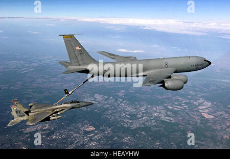 Le Capitaine Matt Buckner, un F-15 Eagle pilote désigné pour le 71e Escadron de chasse à Langley Air Force Base, Va., reçoit le carburant dans un KC-135 Stratotanker affecté à la Pennsylvania Air National Guard's 171e Escadre de ravitaillement en vol au cours d'une patrouille aérienne de combat mission 7 Octobre plus de Washington D.C., dans le cadre de l'opération Noble Eagle. Le s.. Samuel Rogers) Banque D'Images