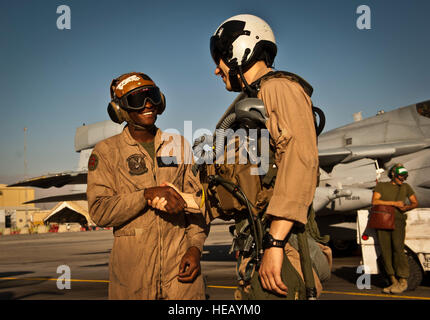 Capt Dan Marine Gibbon, un pilote affecté à l'Escadron de Guerre électronique tactique Marine-2, et lance le Cpl. Calvin Spears, un EA-6B Prowler avion capitaine avec VMAQ-2, se serrent la main avant une mission de l'air à Bagram, en Afghanistan, 3 août 2012. VMAQ-2 prend en charge les forces de la coalition en Afghanistan par l'interruption de l'activité électronique de l'ennemi dans la zone de combat. Banque D'Images