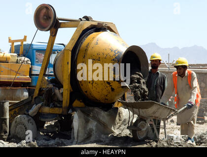 Kaboul, Afghanistan (Juin 12, 2010) - Les travailleurs de la construction de l'Afghanistan par Kamal Baba Construction Company, mélanger et verser du béton pour l'utilisation sur un nouveau centre de détention qui est en cours de construction au district de police 12. Le bâtiment est un complexe de deux étages qui sera utilisé pour la police avec des logements, un coin repas, une salle de séjour où ils peuvent prendre une pause, des toilettes et une douche. Le s.. Jeff Nevison) Banque D'Images