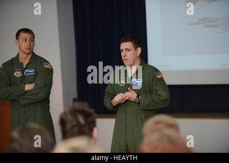 Le capitaine de l'US Air Force Raymond Bevvino (à droite) et le capitaine Luc Waschovich (à gauche), les pilotes avec le 37e Escadron de transport aérien, la base aérienne de Ramstein, en Allemagne, de livrer un bref d'élèves du secondaire à partir d'un district scolaire local au cours d'une journée de sensibilisation communautaire à la base aérienne de Powidz, Pologne, le 8 mars 2013. Bevvino Waschovich avait en Pologne et qui participent à l'exercice Screaming Eagle V, un exercice bilatéral organisé par le détachement de l'Aviation 1, 52e Groupe d'opérations, la base aérienne de Lask, Pologne. Tech. Le Sgt. Kenya Shiloh)(1992) Banque D'Images