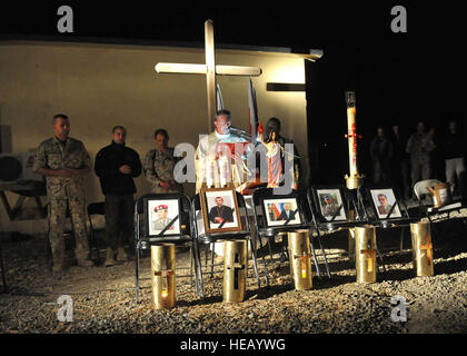 L'honneur des soldats polonais à leurs camarades tombés au champ d'un service commémoratif a eu lieu à la base d'opérations avancée Ghazni 10 avril . L'honneur de Lech Kaczynski, le président polonais, sa femme et certains de leurs plus grands chefs militaires et civils qui sont morts dans un accident d'avion le 10 avril .(U.S. Air Force Tech. Le Sgt. III) JT Mai publié par le Slt Katherine Roling, Ghazni PRT, katherine.a.roling@afghan.swa.army.mil Banque D'Images