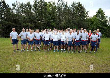 Pape aviateurs sur le terrain, y compris par les membres de l'antenne de 3e Escadron Port posent pour une photo de groupe avant de participer à un mémorial "Port Dawg' 5K run autour du Pape Domaine flightline 13 mai respect sept tombé sur les transports des aviateurs qui ont perdu la vie en 2014. Marvin Krause) Banque D'Images