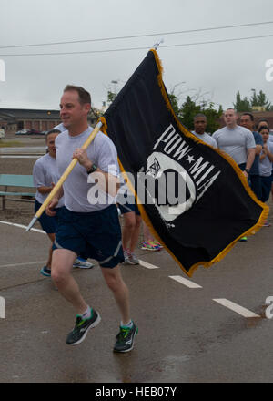 Le Colonel Robert Kiebler, 49e Escadre, porte le drapeau du démarrage du prisonnier de guerre, disparu au combat Jour du Souvenir à la base aérienne de Holloman, N.M., 18 septembre. Les membres de l'Équipe leurs respects Holloman au cours de la Journée du souvenir en prenant des postes avec la POW/MIA drapeau, l'exécution d'un total de 24 heures, et une réception ouverte 24h garde au POW/MIA memorial à Heritage Park. "Nous avons besoin de toujours nous souvenir du sacrifice de ceux qui sont passés avant nous," dit Kiebler. "Nous n'oublierons jamais, et jamais nous ne reste jusqu'à ce que tous ceux qui sont pris en compte sont retournés chez eux." Senior Airman Leah Fe Banque D'Images