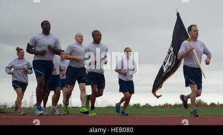 Le Colonel Robert Kiebler, 49e Escadre, conduit les membres du personnel des organismes gouvernementaux pour leur exécution au cours de prisonnier de guerre, disparu au combat Jour du Souvenir à la base aérienne de Holloman, N.M., 18 septembre. Les membres de l'Équipe leurs respects Holloman au cours de la Journée du souvenir en prenant des postes avec la POW/MIA drapeau, l'exécution d'un total de 24 heures, et une réception ouverte 24h garde au POW/MIA memorial à Heritage Park. "Nous avons besoin de toujours nous souvenir du sacrifice de ceux qui sont passés avant nous," dit Kiebler. "Nous n'oublierons jamais, et jamais nous ne reste jusqu'à ce que tous ceux qui sont à l'origine d'une Banque D'Images