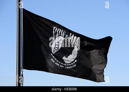 La POW/MIA drapeau flotte sur Schriever AFB 15 septembre avec l'Armée de l'air et drapeau américain en souvenir des prisonniers de guerre et disparus au combat. Les membres du 50ème Space Wing a procédé à une cérémonie du souvenir en collaboration avec le quotidien le réveil. Dennis Rogers Banque D'Images