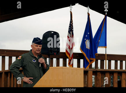 U.S. Air Force Brig. Le général Glen D. VanHerck, commandant de la 509e Bomb Wing, prend la parole à la cérémonie d'ouverture des prisonniers de guerre/Missing in action exécuter commémorative à Whiteman Air Force Base, du lundi 18 septembre, 2014. Le Congrès a désigné le troisième vendredi de septembre comme une journée pour commémorer les prisonniers et les soldats portés disparus. Banques Jovan Navigant de première classe Banque D'Images