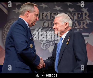 Chef d'état-major de la Force aérienne Le Général Mark A. Welsh III a présenté la Médaille de prisonnier de guerre pour le s.. John Fox lors d'une cérémonie au Pentagone, le 30 avril 2014. Fox, et sept autres aviateurs, tous les membres de l'équipage de bombardiers furent abattus, des missions de vol au-dessus de l'Allemagne et ont eu lieu dans un camp de prisonniers à Wauwilermoos, Suisse. Les hommes ont été privés de statut de prisonnier. Le Major de l'armée américaine Dwight Mears (à la sur à partir de la gauche), dont le grand-père, le lieutenant George Mears, qui a eu lieu à la prison, se sont battus sans relâche pendant 15 ans pour obtenir les hommes reconnus comme prisonniers de guerre. Puis Secrétaire de l'Armée de l'air Eric Fanning Banque D'Images