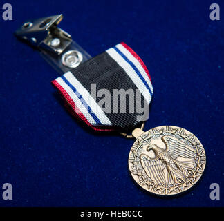 Chef d'état-major de la Force aérienne Le Général Mark A. Welsh III a présenté la Médaille de prisonnier de guerre à huit membres de l'aviation de l'armée qui a servi dans la seconde guerre mondiale au cours d'une cérémonie au Pentagone, le 30 avril 2014. Les huit aviateurs, tous les membres de l'équipage de bombardiers furent abattus, des missions de vol au-dessus de l'Allemagne et ont eu lieu dans un camp de prisonniers à Wauwilermoos, Suisse. Les hommes ont été privés de statut de prisonnier. Le Major de l'armée américaine Dwight Mears, dont le grand-père, le lieutenant George Mears, qui a eu lieu à la prison, se sont battus sans relâche pendant 15 ans pour obtenir les hommes reconnus comme prisonniers de guerre. Puis Secrétaire de l'Armée de l'air Eric Fanning Banque D'Images
