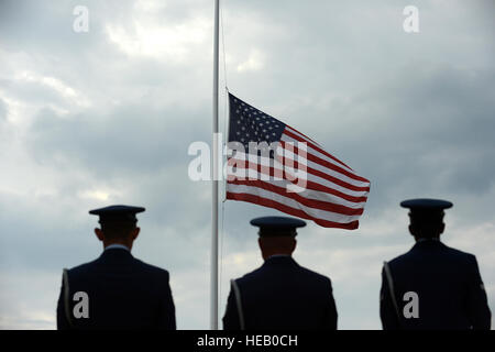 Les membres de l'équipe Shaw sur la garde d'honneur la parole à attendre avant d'abaisser le drapeau pendant un prisonnier de guerre et disparus au combat cérémonie du Jour du Souvenir à Shaw Air Force Base, S.C., 20 Septembre, 2013. La cérémonie comprenait un POW/MIA orateur invité, ainsi qu'une salve de 21 coups de canon et d'une gerbe. Un membre de la 1re classe Daniel Blackwell Banque D'Images