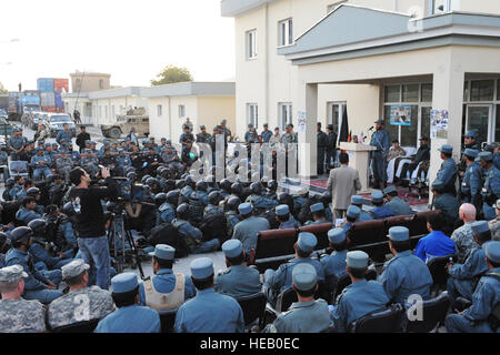 100423-F-5561D-001 - La Police nationale afghane de l'ordre civil (ANCOP) écouter la prière pendant une cérémonie préalable au déploiement le 23 avril 2010. ANCOP sont la force d'élite de la police afghane. Ils reçoivent une formation supplémentaire de l'ordre civil et de police urbaine. ANCOP sont la clé de la sécurité dans les zones que les forces de sécurité nationale afghanes (Armée et police) et les forces de la coalition ont disparu, ce qui permet au gouvernement de la République islamique d'Afghanistan pour fournir les services nécessaires et la gouvernance. Matt Davis Senior Airman) Banque D'Images