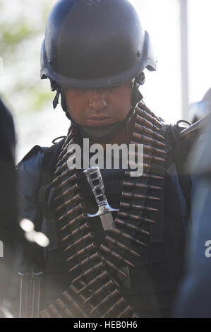 100423-F-5561D-001 Kaboul -Un Afghan National Civil Order Police (ANCOP) se tient en formation au cours d'une cérémonie préalable au déploiement le 23 avril 2010. ANCOP sont la force d'élite de la police afghane. Ils reçoivent une formation supplémentaire de l'ordre civil et de police urbaine. ANCOP sont la clé de la sécurité dans les zones que les forces de sécurité nationale afghanes (Armée et police) et les forces de la coalition ont disparu, ce qui permet au gouvernement de la République islamique d'Afghanistan pour fournir les services nécessaires et la gouvernance. Matt Davis Senior Airman) Banque D'Images