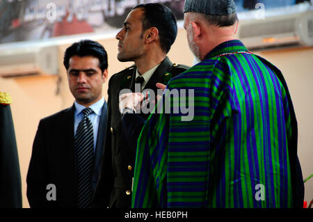 100318-F-1020B-128 KABOUL - Le président afghan Hamid Karzai présente un en haut trois étudiants avec un academic award à l'Académie militaire nationale de l'Afghanistan l'obtention du diplôme le 18 mars 2010. Seule la deuxième classe pour obtenir leur diplôme de l'académie, qui s'inspire de l'Académie militaire de West Point, les 212 nouveaux agents de la classe 2010 se joignent à l'Armée nationale afghane comme lieutenants. Le s.. Sarah Brown/) Banque D'Images