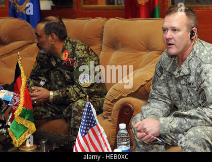 091207-F-0359G-036 : la province de Paktya, Afghanistan - Le Général de brigade Kurt Fuller, droite, s'exprime sur le ministère de la Défense Programme de récompenses lors d'une conférence de presse à la base d'opérations avancée Thunder, District de Gardez, 7 décembre 2009. Le Combined Joint Task Force 82 et l'Armée nationale afghane, commandant adjoint du Corps des 203e et 203e Commandant du Corps Général de division Abdul Khaliq, gauche, plus de détails sur les programmes d'actualités locales et nationales sur le programme de récompenses monétaires pour obtenir des informations d'aide ou assistance non létale de citoyens à perturber ou à l'encontre de l'activité de l'ennemi, en particulier l'utilisation de Banque D'Images