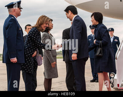 Premier Ministre du Japon Shinzō Abe salue Caroline Kennedy, Ambassadeur des États-Unis au Japon et la fille de l'ex-président John F. Kennedy ; comme sa femme, Akie Abe et le Colonel Laurent Havird, 89e commandant du groupe de maintenance, veille à Joint Base Andrews, dans le Maryland, le 27 avril 2015. Abe est aux États-Unis pour une visite d'une semaine pour promouvoir le renforcement des liens économiques et militaires. Le conseiller-maître Sgt. Kevin Wallace Banque D'Images