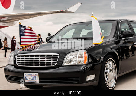 Transport au sol vous attend le Premier Ministre du Japon Shinzō Abe après son départ 'Air Force One', un air japonais 747 d auto-défense, à Joint Base Andrews, dans le Maryland, le 27 avril 2015. Abe est aux États-Unis pour une visite d'une semaine pour promouvoir le renforcement des liens économiques et militaires. Le conseiller-maître Sgt. Kevin Wallace Banque D'Images