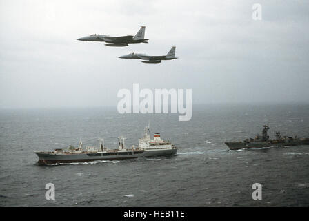 Un avion vue côté gauche de deux avions F-15 Eagle, affecté à la 18e Escadre de chasse tactique, sur une classe soviétique Boris Chilikin ravitailleur et un destroyer lance-missiles de classe Kanin pendant l'exercice DU NORD II. Banque D'Images