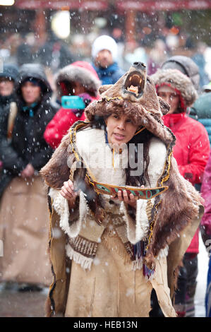 St'atimt ours indien Jackie danseur Andrew exécute une danse de l'ours traditionnel dans le village de Whistler. Whistler, BC, Canada. Banque D'Images