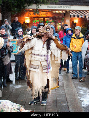 St'atimt ours indien Jackie danseur Andrew exécute une danse de l'ours traditionnel dans le village de Whistler. Whistler, BC, Canada. Banque D'Images