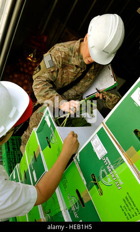 Le s.. Tara Richardson, 455 e Expeditionary Medical Group, technicien en santé publique inspecte le stockage des processus de produire à la salle à manger sur Koele Air de Bagram, en Afghanistan. Elle veille à ce que les employés savent ce qu'il faut rechercher lors de déterminer si les marchandises sont approuvés à consommer pour prévenir les membres en service de tomber malades. Le s.. Stephenie Wade) Banque D'Images