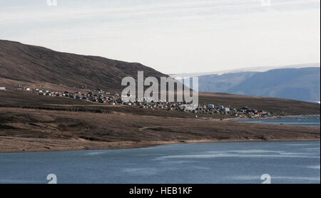 Les membres de la Base aérienne de Thulé, au Groenland, a appuyé une évacuation médicale à la mi-juin pour une femme qui avait été poignardé dans le village de Qaanaaq, situé à environ 65 kilomètres au nord de la base. Qaanaaq est la maison d'environ 600 personnes. Cette photo a été prise à la fin de l'été 2007 après la glace sur l'eau environnante avait fondu. Le col Lee-Volker Cox) Banque D'Images