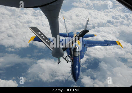 Un F/A-18 Hornet appartenant à l'United States Navy escadron de démonstration en vol, le Blue Angels, les formulaires sur l'aile d'un KC-135R Stratotanker dans l'Est des États-Unis le 25 août 2010.L'avion et l'équipage sont à partir de la 157e Escadre de ravitaillement en vol à Pease Air National Guard Base de la Garde côtière canadienne, New Hampshire. Les Anges bleus sont dirigés vers la Nouvelle-Angleterre Boston 2010 au salon aéronautique de l'Aéroport International de Pease sur août 28th-29th 2010. Bien que, le NH Air National Guard ne sera pas tenue de l'aéronautique, ils seront de fournir un soutien logistique pour les Blue Angels et autres appareils militaires. Le s. Banque D'Images