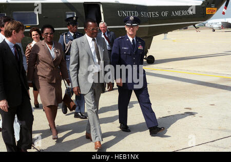 M. Quett K.J. Masire, Président de la République du Botswana, est escorté à travers la piste tablier par le général de brigade Albert C. Guidotti (droite), Commandant, 76e Division de transport aérien. M. Masire se prépare à partir après une visite d'état. Banque D'Images