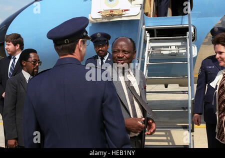 M. Quett K.J. Masire, Président de la République du Botswana (au centre) s'apprête à quitter après une visite d'état. Banque D'Images