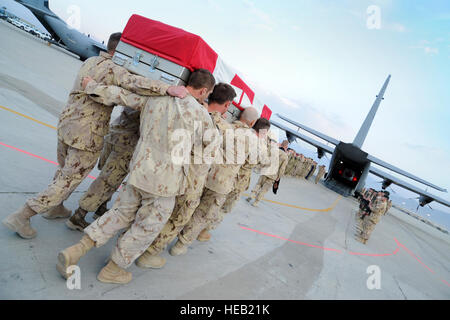 Un groupe de membres canadiens de porter le cas de transfert de caporal-chef Byron Greff, 3e Bataillon, Princess Patricia's Canadian Light Infantry, à un C-130 sur l'air de Bagram terrain au cours d'une cérémonie le 31 octobre 2011. Greff a été tué dans une attaque des Taliban le 29 octobre lorsqu'un véhicule bourré d'explosifs a foncé dans le passager blindés Rhino Greff voyageait dans. Greff a servi comme une mission de formation et de conseiller en développement, formateur de formateurs pour sensibiliser les membres de l'Armée afghane. Environ 920 membres des Forces canadiennes servent dans des rôles de conseil et de soutien à des camps d'entraînement et headqu Banque D'Images