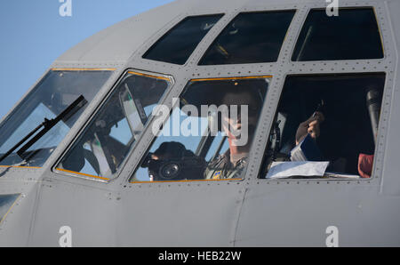 Le Capitaine Isaac Leung, 37e Escadron de transport aérien, pilote s'empare de sa liste comme il se prépare pour un vol avec le Français aviateurs à Orléans - Bricy Air Base, France, Janvier 21, 2015. Leung a participé à une simulation de chute de bas niveau conduite par un C-130H Hercules dans le cadre de l'exercice Volfa 15-1. Schwier-Morales Senior Airman Armando A.) Banque D'Images