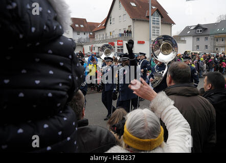 Les membres de l'US Air Forces in Europe Band vague à la foule lors de la parade du Carnaval à Ramstein-Miesenbach, Allemagne, le 17 février 2015. L'USAFE Band et d'autres membres à Ramstein Air Base a participé à la 64e parade annuelle. Airman Senior Timothy Moore) Banque D'Images