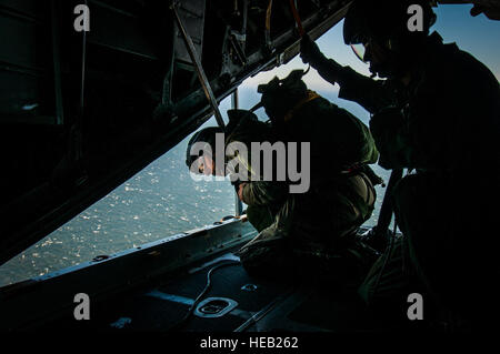 L'US Air Force une pararescueman affecté à la 131e Escadron de sauvetage, Moffett Federal Airfield, Californie, numérise l'océan avant de sauter d'un MC-130P Combat Shadow avion au large de Santa Cruz, Californie, le 18 juin 2013. Les pararescuemen mènent des opérations de sauvetage sur l'eau. (U.S. Air National Guard Senior Airman John D. Pharr III) Banque D'Images