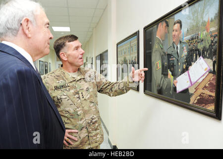 Le Lieutenant-général William B. Caldwell, IV, l'Organisation du Traité de l'Atlantique Nord, commandant de la Mission de formation de l'Afghanistan, droit parle avec Dan Rather, présentateur et rédacteur de Dan plutôt des rapports sur le réseau de câble HDNet, gauche, dans le couloir de la maison de Harrison sur Camp Eggers, Kaboul, Afghanistan, le 27 juillet 2011, sur la fierté du peuple afghan agent estimait dans la photo le jour de sa sortie de l'Armée nationale afghane, l'École des aspirants. Dan Rather et son équipe de production HDNet divers la formation, le recrutement, et des centres d'enseignement autour de l'Afghanistan la collecte des images pour un segment se Banque D'Images