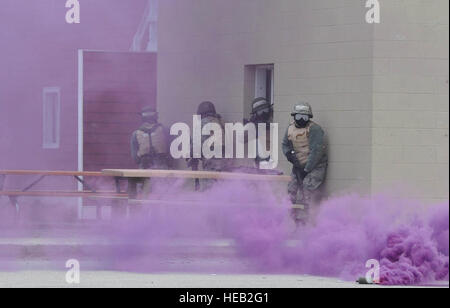 Aviateurs, répondre à une attaque au gaz simulé lors d'un scénario de combat en zone urbaine à Alpena préparation au combat au Centre dans le Michigan, le 12 mai 2014. Les aviateurs sont des réservistes de la 927th groupe de soutien de mission, base de l'Armée de l'ir. Le scénario faisait partie d'une formation de 4 jours destinée à préparer le déploiement d'aviateurs pour de futures opérations dans un environnement de déploiement. Le Capitaine Joe Simms) Banque D'Images