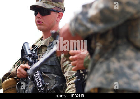 La CPS. Steven Wolfe, originaire de Tacoma, Washington, affecté à la 539e compagnie de composite (Lumière), 17e Bataillon de soutien au maintien en puissance de combat de l'armée américaine, l'Alaska, l'écoute d'un briefing de sécurité avant qu'une situation l'entraînement à l'exercice au cours de la voie du guerrier prêt au camp de la concurrence sur la base de Joint Madbull Elmendorf-Richardson, Alaska, le jeudi 23 juin 2016. Les trois jours de la concurrence à l'épreuve des équipes de soldats dans la forme physique, la maîtrise des armes légères, la navigation terrestre, et les tactiques d'petit-unité ainsi que d'autres compétences de soldat. Justin Connaher) Banque D'Images