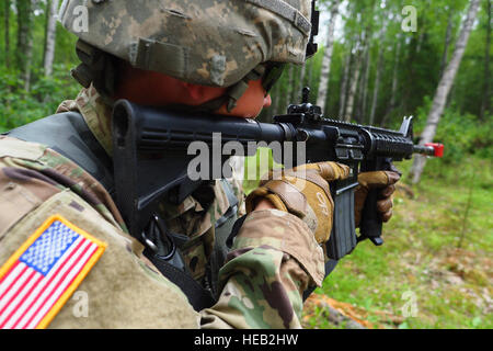 La CPS. Steven Wolfe, originaire de Tacoma, Washington, affecté à la 539e compagnie de composite (Lumière), 17e Bataillon de soutien au maintien en puissance de combat de l'armée américaine, l'Alaska, fournit la sécurité sur une situation de formation au cours de l'exercice Road Warrior prêt au camp de la concurrence sur la base de Joint Madbull Elmendorf-Richardson, Alaska, jeudi 23 juin, 2016. Les trois jours de la concurrence à l'épreuve des équipes de soldats dans la forme physique, la maîtrise des armes légères, la navigation terrestre, et les tactiques d'petit-unité ainsi que d'autres compétences de soldat. Justin Connaher) Banque D'Images