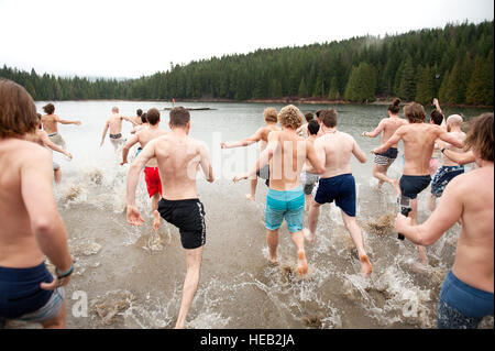 Les employés de Whistler Whistler Polar Bear Swim at Lost Lake Park. Whistler, BC, Canada. Banque D'Images