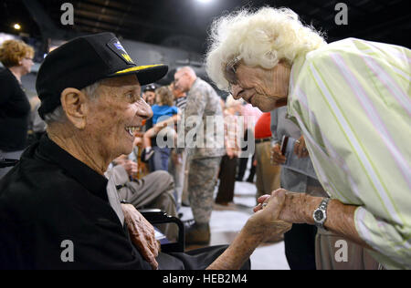 Nettie Mathe, épouse de Clyde vétéran Mathe accueille John Barrett, ancien combattant de l'armée, au cours d'une réception au Musée de l'Aviation à Warner Robins, Ga, le 21 août. Barrett - un soldat de première classe au cours de la guerre - a reçu un Purple Heart et Silver Star après avoir été blessé au combat et fait prisonnier de guerre pendant la Seconde Guerre mondiale. La réception à l'honneur des anciens combattants qui ont servi à bord de B-17 et a célébré l'arrivée d'un B-17 Flying Fortress qui seront exposées au musée. Les moteurs, les ailes et la queue de l'avion - qui est arrivée un jour plus tôt - étaient sur l'affichage pendant la réception. Au t Banque D'Images