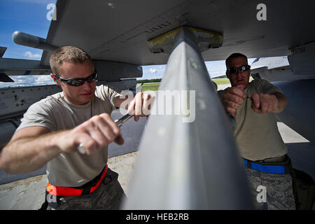 U.S. Air Force d'un membre de la 1re classe Michael Finney et le sergent. Michael Delucy, spécialiste des systèmes d'armement des avions, à partir de la 20e Escadre de chasse obtenir une matière inerte à guidage laser GBU-12 sur une bombe 77e Escadron de chasse F-16 Fighting Falcon, le 14 juin 2012, au cours de Red Flag Alaska à Eielson AFB, en Alaska. Red Flag Alaska est un Pacific Air Forces-parrainé, des tactiques de combat aérien de la coalition, l'exercice de l'emploi qui correspond à la capacité opérationnelle des unités participantes. L'ensemble de l'exercice se déroule dans la gamme commun du Pacifique plus complexes l'Alaska ainsi qu'une partie de l'Ouest du Canada pour un Banque D'Images