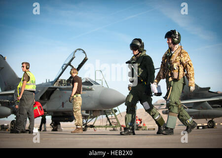 Les pilotes du RAF IX Bomber Squadron GR4 Tornado de Marham, au Royaume-Uni, font un bilan à la base aérienne de Nellis, Nevada, après une mission d'entraînement Red Flag, un exercice de combat aérien multinational de premier plan incluant les forces de la coalition du Royaume-Uni et de l'Australie. Banque D'Images
