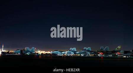 Un F-22 Raptor affecté à la 94e Escadron de chasse, Joint Base Langley-Eustis, Va., taxis vers la piste avant de voler un drapeau rouge 15-1 formation mission à Nellis Air Force Base, Nevada, le 4 février 2015. Les missions de nuit ont été intégrées dans les Drapeau Rouge pour se préparer pour les missions des équipages dans des environnements peu éclairés. Navigant de première classe Mikaley Towle) Banque D'Images