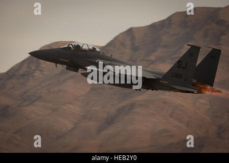 Un F-15E Strike Eagle affecté à la 335e Escadron de chasse, Seymour Johnson Air Force Base, N.C., décolle de la base aérienne Nellis, Nevada, à prendre part à un drapeau rouge 15-1 au cours de la sortie de formation et d'essai au Nevada Gamme de formation le 4 février 2015. Diverses unités de autour de l'Armée de l'air, des succursales et partenaires de coalition converger sur la base aérienne Nellis trois à quatre fois par année pour participer à l'exercice, qui met à l'essai le participant de la force aérienne, de l'espace, cyber et les capacités de recherche et de sauvetage de combat. Joshua Kleinholz Navigant de première classe) Banque D'Images