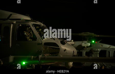 Une paire d'HH-60G Pave Hawk affecté à la 66e Escadron de sauvetage préparez-vous au décollage avant d'exécuter un drapeau rouge 15-1 La récupération du personnel à la mission de formation de la Nellis Air Force Base, Nevada, le 5 février 2015. Un environnement de faible luminosité et un terrain montagneux, faire un test difficile des scénarios de formation de l'équipage de la compétence. Joshua Kleinholz Navigant de première classe) Banque D'Images