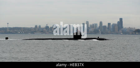 PUGET SOUND, dans l'État (oct. 28, 2015) - La classe de Los Angeles sous-marin d'attaque rapide USS Albuquerque (SSN 706) passe par Seattle en route vers le chantier naval de Puget Sound et de l'Installation de maintenance intermédiaire de commencer son inactivation. Albuquerque a déployé 19 fois, a visité plus de 20 pays et parcouru plus de 500 000 milles au cours de ses 32 années de service. Le bateau a quitté San Diego le 21 octobre 2015, à la suite d'une cérémonie à l'inactivation de la base navale de Point Loma. Spécialiste de la communication de masse 2e classe Amanda R. Gray Banque D'Images